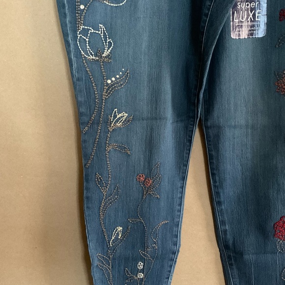 Bandolino Blue Floral Embroidered Jeans. NWT Size 14. Lizbeth Skinny Crop. - Picture 3 of 12
